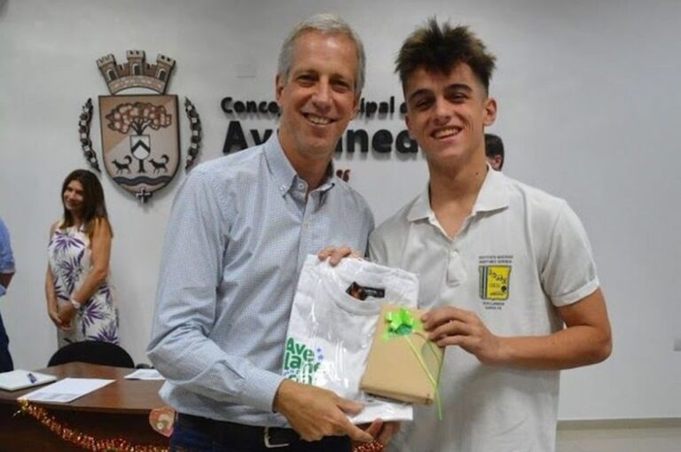 Scarpin felicitó a los cientos de alumnos que también son muy buenos estudiantes y especialmente a los mejores promedios.  Mirador Provincial.