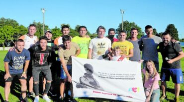 Distintas figuras del fútbol local y nacional se hicieron presentes en la cancha de Don Bosco para acompañar a la fundación Alguien Como Yo FQ. Gustavo Cabral