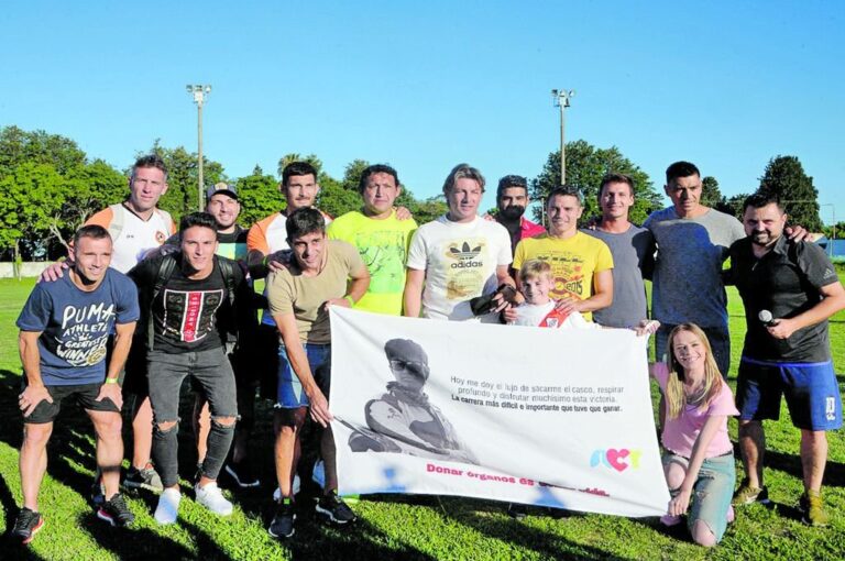 Distintas figuras del fútbol local y nacional se hicieron presentes en la cancha de Don Bosco para acompañar a la fundación Alguien Como Yo FQ. Gustavo Cabral