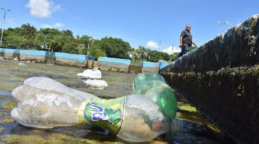Contaminado. La falta de recambio y de limpieza del agua ocasiona que los piletones del Parque del Sur luzcan con mucha suciedad. Flavio Raina.