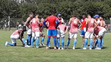 Con ellos sí. Leo Madelón habla con los jugadores en el entretiempo del encuentro principal. El entrenador rojiblanco no lo hizo luego del amistoso y seguramente lo hará en la semana que se inicia. Mirador Provincial.