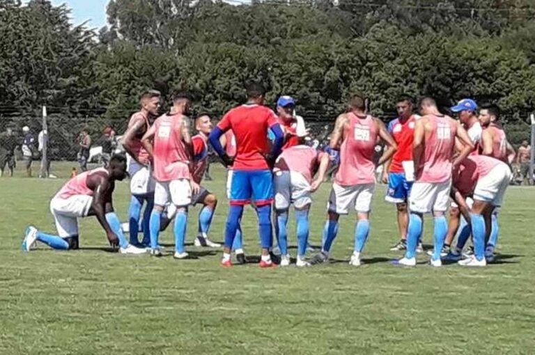 Con ellos sí. Leo Madelón habla con los jugadores en el entretiempo del encuentro principal. El entrenador rojiblanco no lo hizo luego del amistoso y seguramente lo hará en la semana que se inicia. Mirador Provincial.