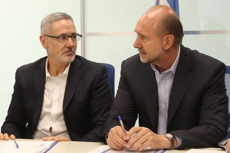 El ministro Marcelo Saín y el gobernador Perotti encabezaron la reunión. Gentileza: prensa Gobierno de Santa Fe.