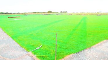 La cancha de Unión Agrarios Cerrito durante la primera jornada de tendido de los paneles. El sueño de un pueblo comienza a tomar color. Marcelo Miño