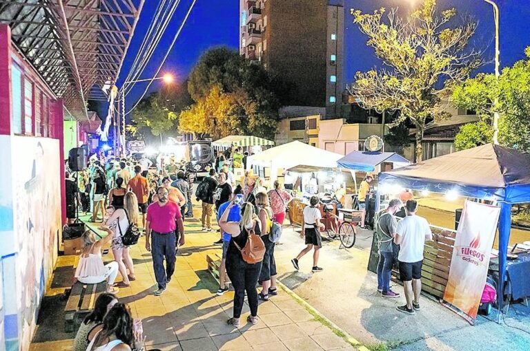 Los puestos gastronómicos invitan a una recorrida y degustación en las noches de la feria.