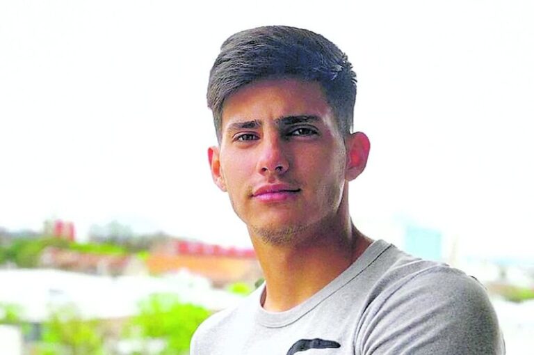 Con la ciudad de Paraná de fondo