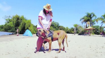 Eliana y Sauco disfrutan de esta nueva opción en un sector de la playa de El Ñandubaysal.
