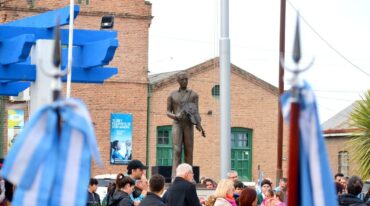 Una estatua a la memoria de Silva (inaugurada en 2018) se erige muy cerca de la estación de ferrocarril de Venado Tuerto. Gentileza.