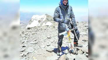 Reniero llegó posa en la cima del cerro más alto del país junto a la cruz que indica la llegada a los 6.962 metros.