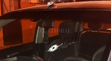 La bala perforó el parabrisas delantero del patrullero y terminó en el chaleco del agente.  El Litoral