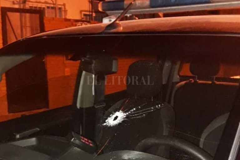 La bala perforó el parabrisas delantero del patrullero y terminó en el chaleco del agente.  El Litoral