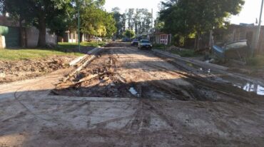 Sin terminar. Intersección de las calles República de Chile y 3 de Febrero. El cordón cuneta está construido. Falta el reacondicionamiento de la calzada y el agregado del material pétreo. Gentileza: vecinos.