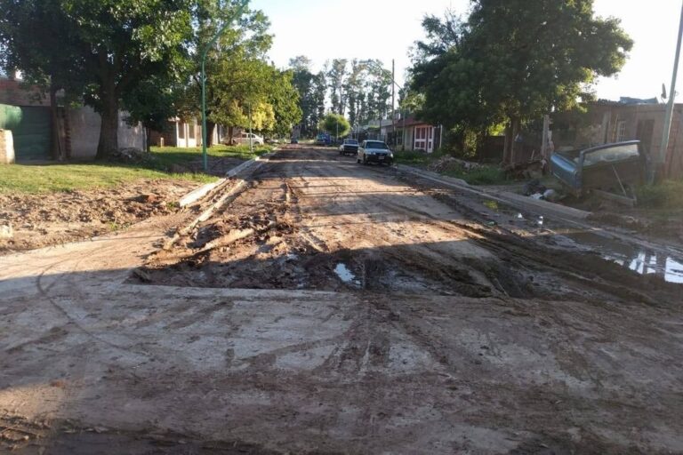 Sin terminar. Intersección de las calles República de Chile y 3 de Febrero. El cordón cuneta está construido. Falta el reacondicionamiento de la calzada y el agregado del material pétreo. Gentileza: vecinos.