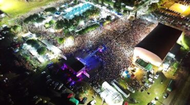 El drone de un vecino de Sauce de Luna captó una impresionante imagen de la multitud que se congregó el sábado por la noche. Juan Nogera
