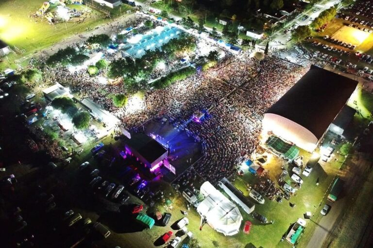 El drone de un vecino de Sauce de Luna captó una impresionante imagen de la multitud que se congregó el sábado por la noche. Juan Nogera