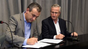 Pablo Javkin y Osvaldo Miatello rubricaron el acuerdo. Gentileza: prensa Municipalidad de Rosario.