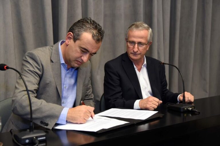 Pablo Javkin y Osvaldo Miatello rubricaron el acuerdo. Gentileza: prensa Municipalidad de Rosario.