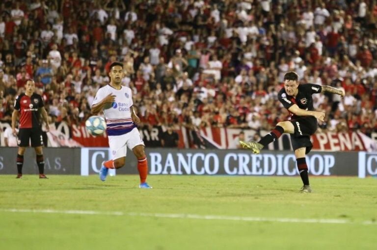 Aníbal Moreno dispara y convierte el gol de los leprosos. Gentileza: prensa Newell's Old Boys.