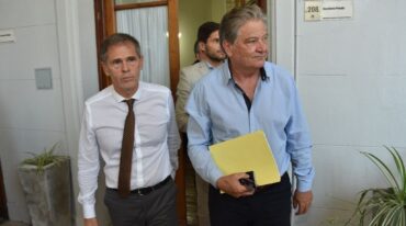Esteban Borgonovo y Carlos Fascendini salen de la reunión. Mauricio Garín.