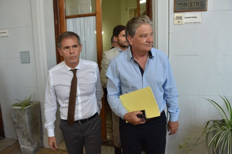 Esteban Borgonovo y Carlos Fascendini salen de la reunión. Mauricio Garín.