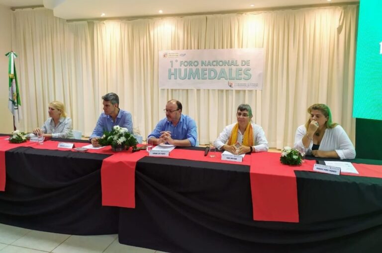 Autoridades abrieron el foro ante un importante marco de público. Gentileza: prensa Municipalidad de Villa Ocampo.