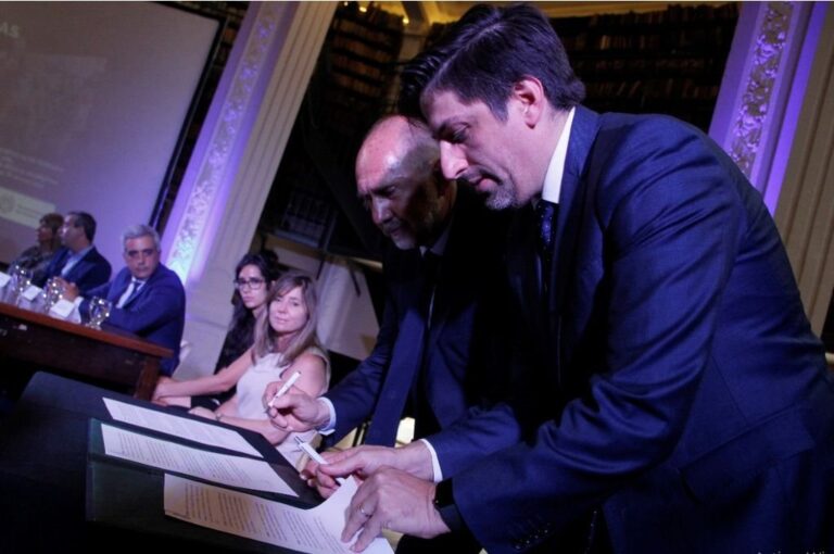 En la firma de convenios entre ambos ministerios se detalló que hay cerca de 8 mil casos de deserción escolar a lo largo de la provincia. Télam.