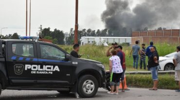 Durante largo rato los bomberos lucharon contra las llamas hasta que lograron controlar el foco ígneo. Guillermo Di Salvatore.