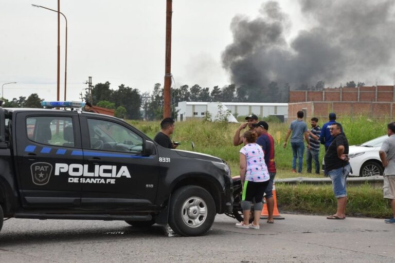 Durante largo rato los bomberos lucharon contra las llamas hasta que lograron controlar el foco ígneo. Guillermo Di Salvatore.