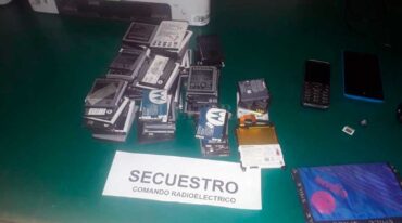 Además de las baterías la policía se incautó de teléfonos móviles