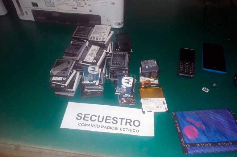 Además de las baterías la policía se incautó de teléfonos móviles