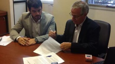 El intendente Leonel Chiarella y el secretario Osvaldo Miattelo firmaron el convenio en Rosario. Transmedia TV.