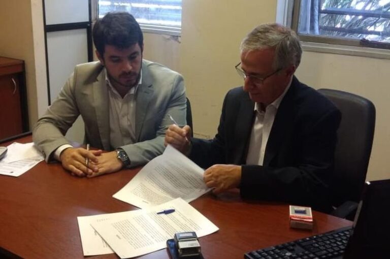 El intendente Leonel Chiarella y el secretario Osvaldo Miattelo firmaron el convenio en Rosario. Transmedia TV.