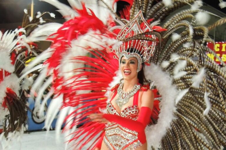 Sofía Sardú de Areosamba fue la encargada de abrir esta nueva edición del Carnaval Verense. Mirador Provincial.