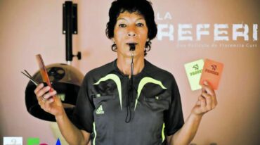 La lucha de jueza por ganarse un lugar en el fútbol.