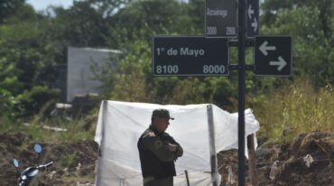 Control. Fuerzas de seguridad evitaron anoche otra usurpación y reforzaron su presencia en la zona. Mauricio Garín.