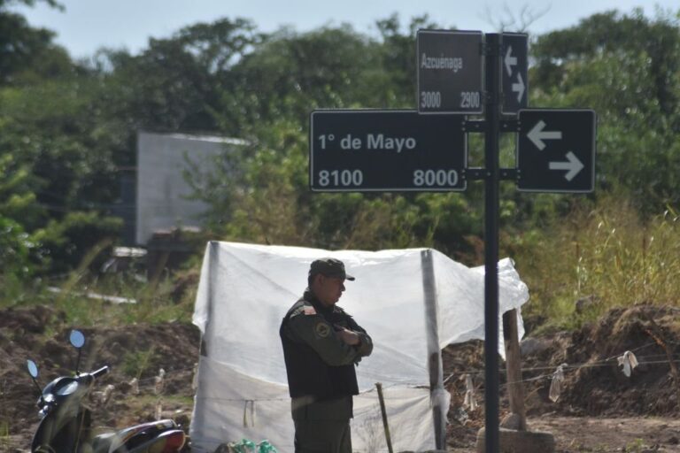 Control. Fuerzas de seguridad evitaron anoche otra usurpación y reforzaron su presencia en la zona. Mauricio Garín.