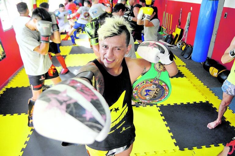 Alejandro Pereyra posa con su cinturón para la cámara de Mirador Entre Ríos. Gustavo Cabral