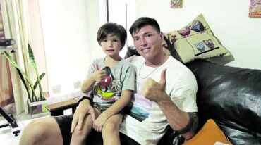 En el sillón de su casa en Paraná