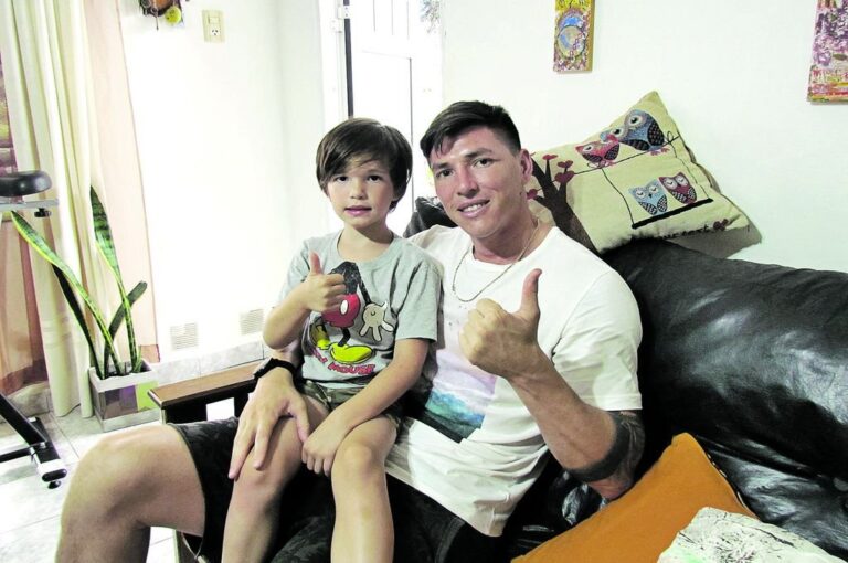 En el sillón de su casa en Paraná