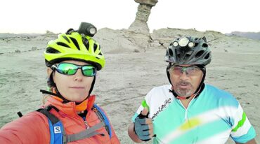 Hugo y Gabriela en Ischigualasto (San Juan). En el 2017 cruzaron juntos la Cordillera de los Andes. Hugo Horst