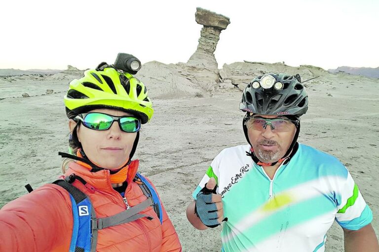 Hugo y Gabriela en Ischigualasto (San Juan). En el 2017 cruzaron juntos la Cordillera de los Andes. Hugo Horst