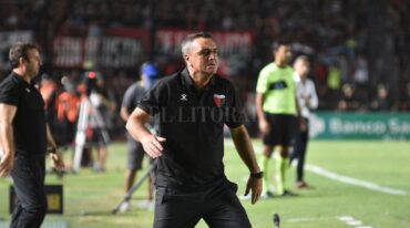 Lo que a él le sobra. Diego Osella pretende más dinámica en su equipo