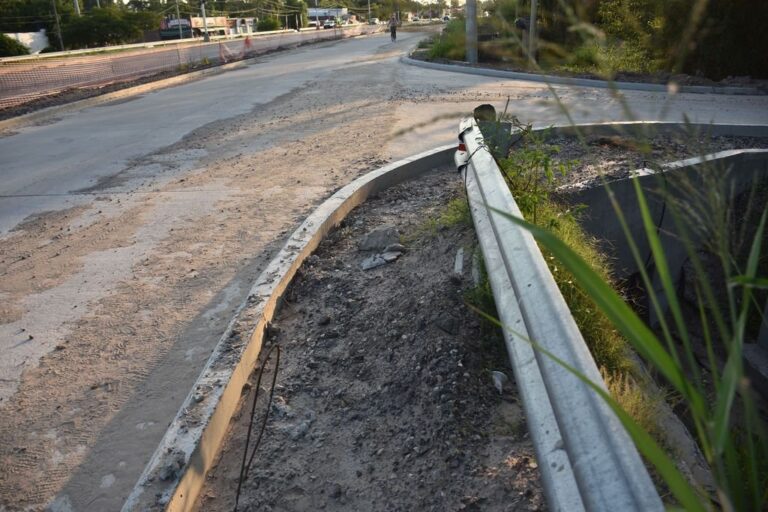 Sin terminar. La obra del enlace vial de La Costa se quedó sin trabajadores. Fueron todos despedidos.  Manuel Fabatía.