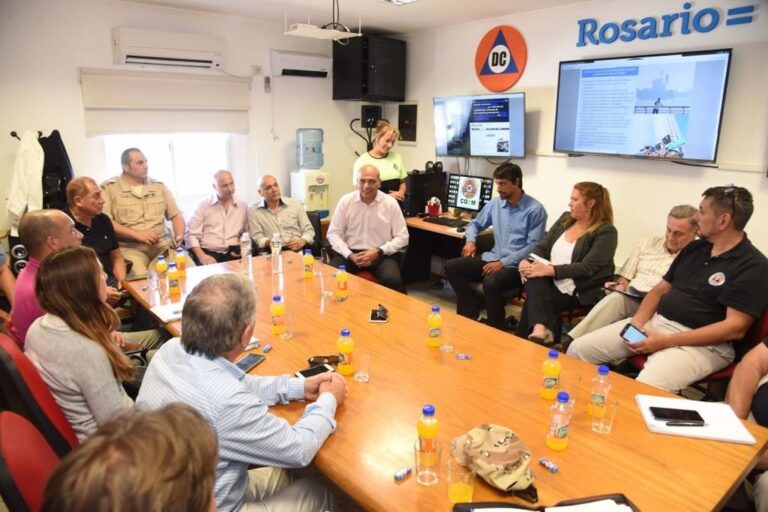 Todas las partes involucradas. Se busca generar un protocolo de actuación para los incendios en zonas de islas. Gentileza: prensa Municipalidad de Rosario.