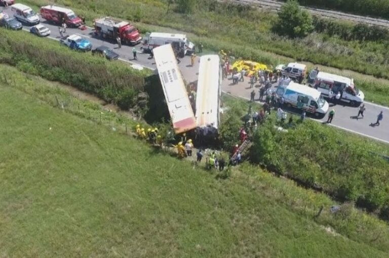 La hipótesis de la causa del choque es la explosión del neumático delantero izquierdo de uno de los vehículos. Archivo.