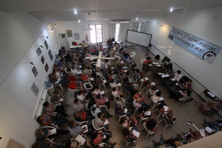 ¿Sí o no? Hay expectativa y buena predisposición; también plazos "justos" para saber si las clases comienzan o no el lunes próximo. Archivo/Flavio Raina.