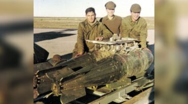 Soldados conscriptos de Fuerza Aérea colaboraron en el armado y carga de bombas de los distintos aviones de combate distribuidos en las seis bases continentales desde donde se atacó a la flota inglesa. Gentileza de Marcelo Álvarez (ex combatiente)