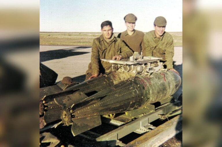 Soldados conscriptos de Fuerza Aérea colaboraron en el armado y carga de bombas de los distintos aviones de combate distribuidos en las seis bases continentales desde donde se atacó a la flota inglesa. Gentileza de Marcelo Álvarez (ex combatiente)