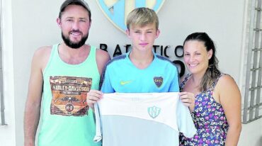 El joven delantero con sus orgullosos papás en la sede de Belgrano de Paraná.