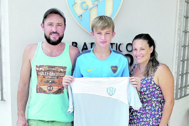 El joven delantero con sus orgullosos papás en la sede de Belgrano de Paraná.